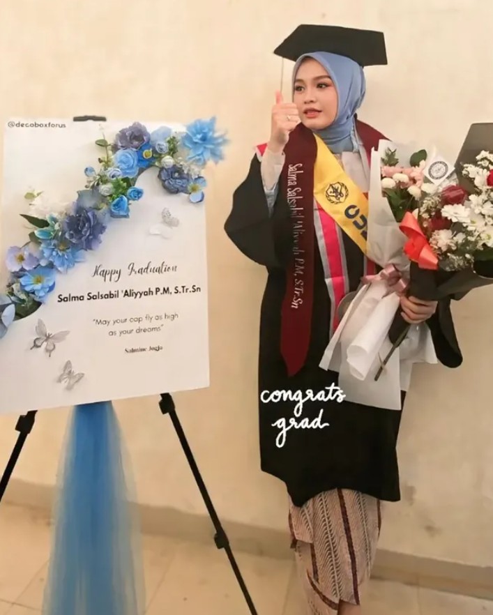 Wisuda saat puasa, begini 9 momen kelulusan sarjana Salma Salsabil, raih predikat cumlaude