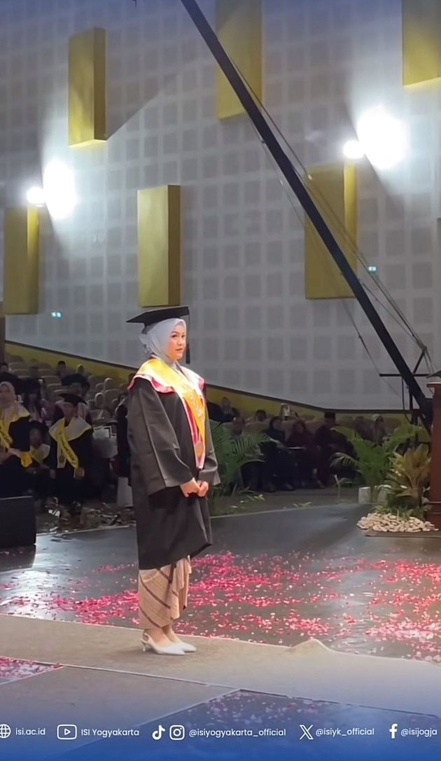 Wisuda saat puasa, begini 9 momen kelulusan sarjana Salma Salsabil, raih predikat cumlaude