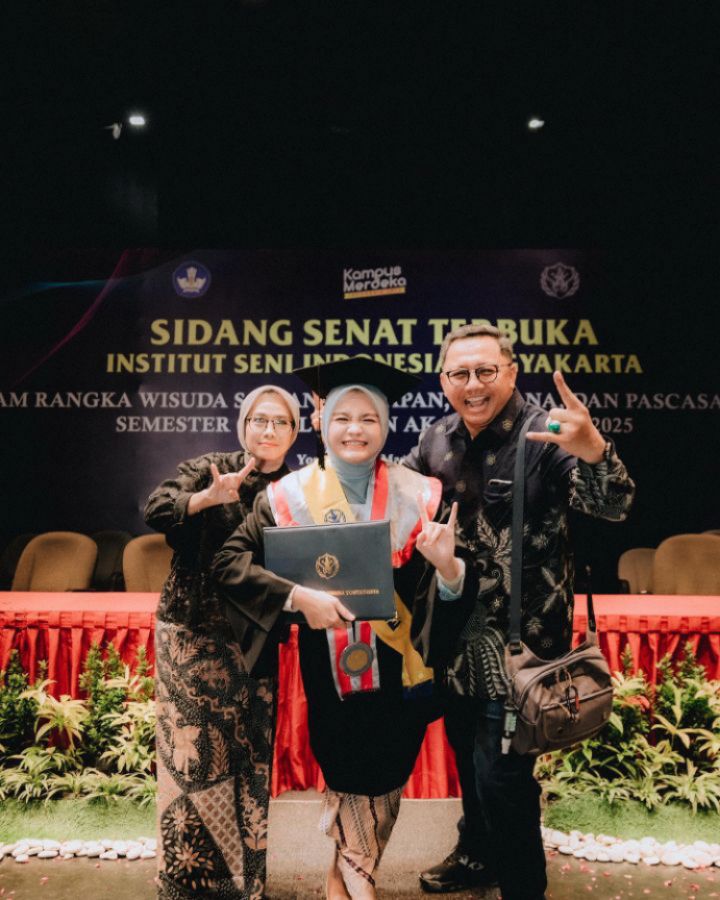 Wisuda saat puasa, begini 9 momen kelulusan sarjana Salma Salsabil, raih predikat cumlaude