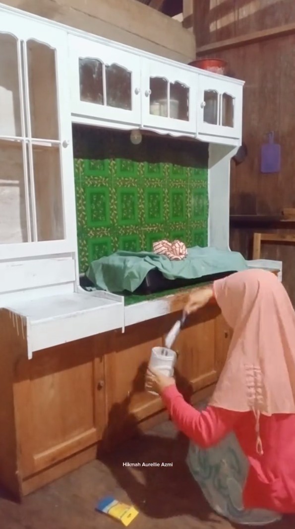 Emak-emak ini makeover dapur buluk berdinding kayu, 9 potret hasilnya jadi cerah bikin betah masak