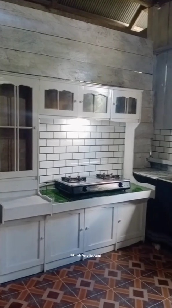 Emak-emak ini makeover dapur buluk berdinding kayu, 9 potret hasilnya jadi cerah bikin betah masak