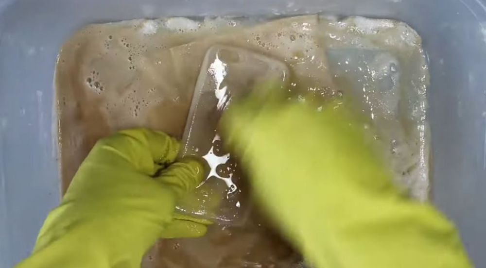 Trik bersihkan casing HP menguning agar bening lagi tanpa dioles pasta gigi, cukup pakai 2 bahan dapur