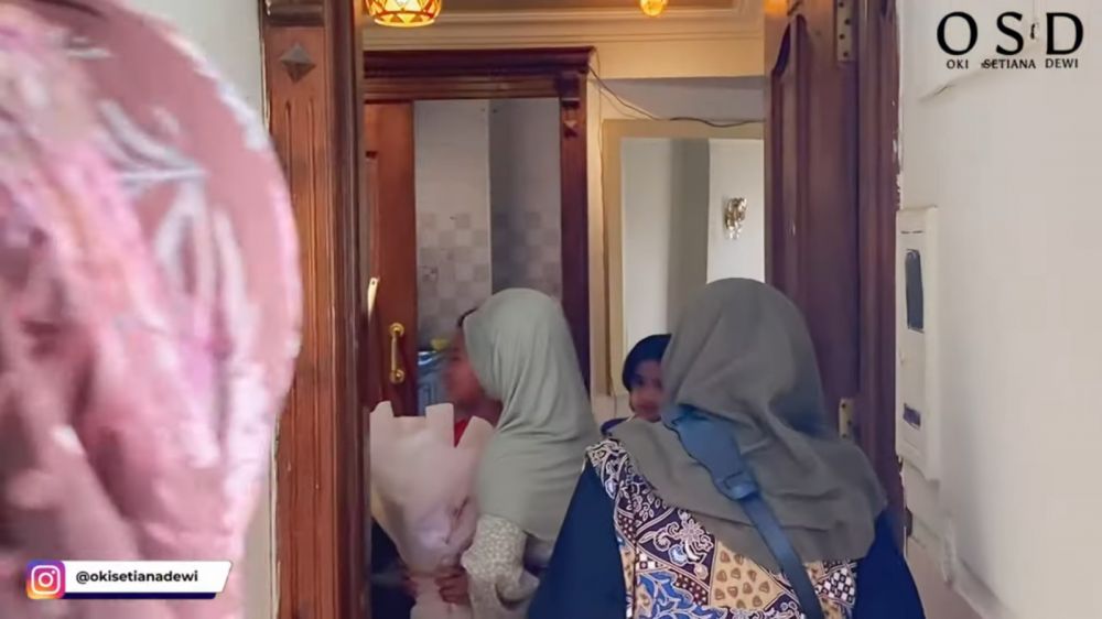 Pilih menetap di Mesir, begini 8 potret apartemen sederhana Oki Setiana Dewi tanpa perabotan mewah