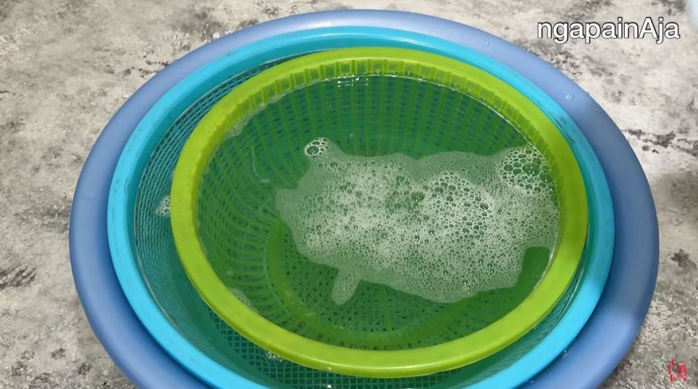 Trik hilangkan jamur hitam mengerak di saringan tanpa disikat, cuma pakai 2 bahan dapur