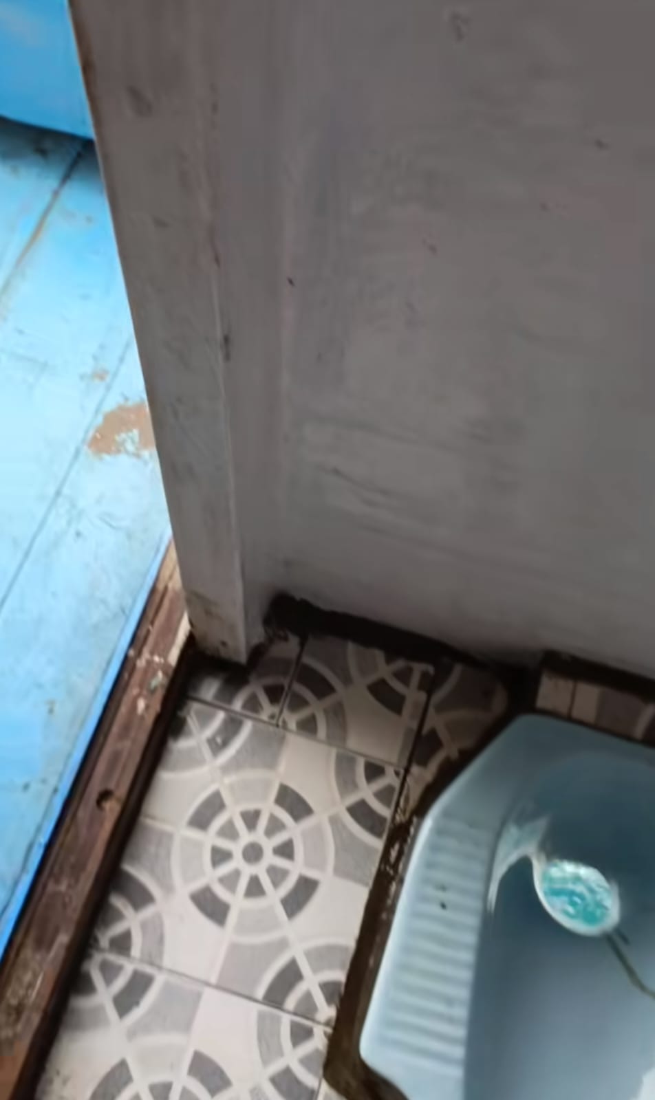 Lubang di tengah toilet jongkok ini bikin bingung, pas tahu lokasinya malah merinding sendiri