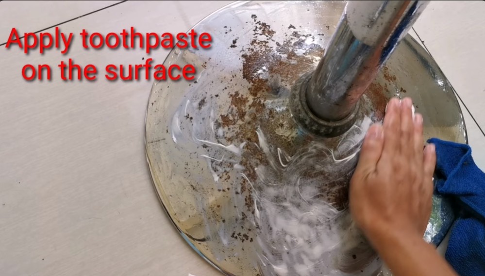 Trik bersihkan karat kursi tanpa digosok air panas, kinclong dalam 5 menit cuma pakai 1 alat mandi