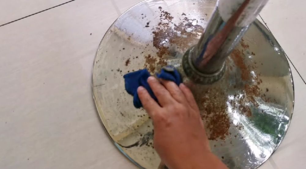 Trik bersihkan karat kursi tanpa digosok air panas, kinclong dalam 5 menit cuma pakai 1 alat mandi