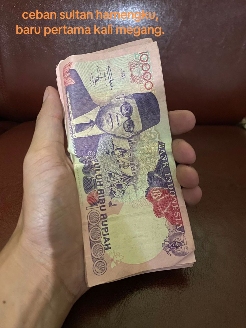 Kisah pria mujur tetiba jadi kolektor uang kuno usai bersihin kamar baby boomers, ini 11 penampakannya