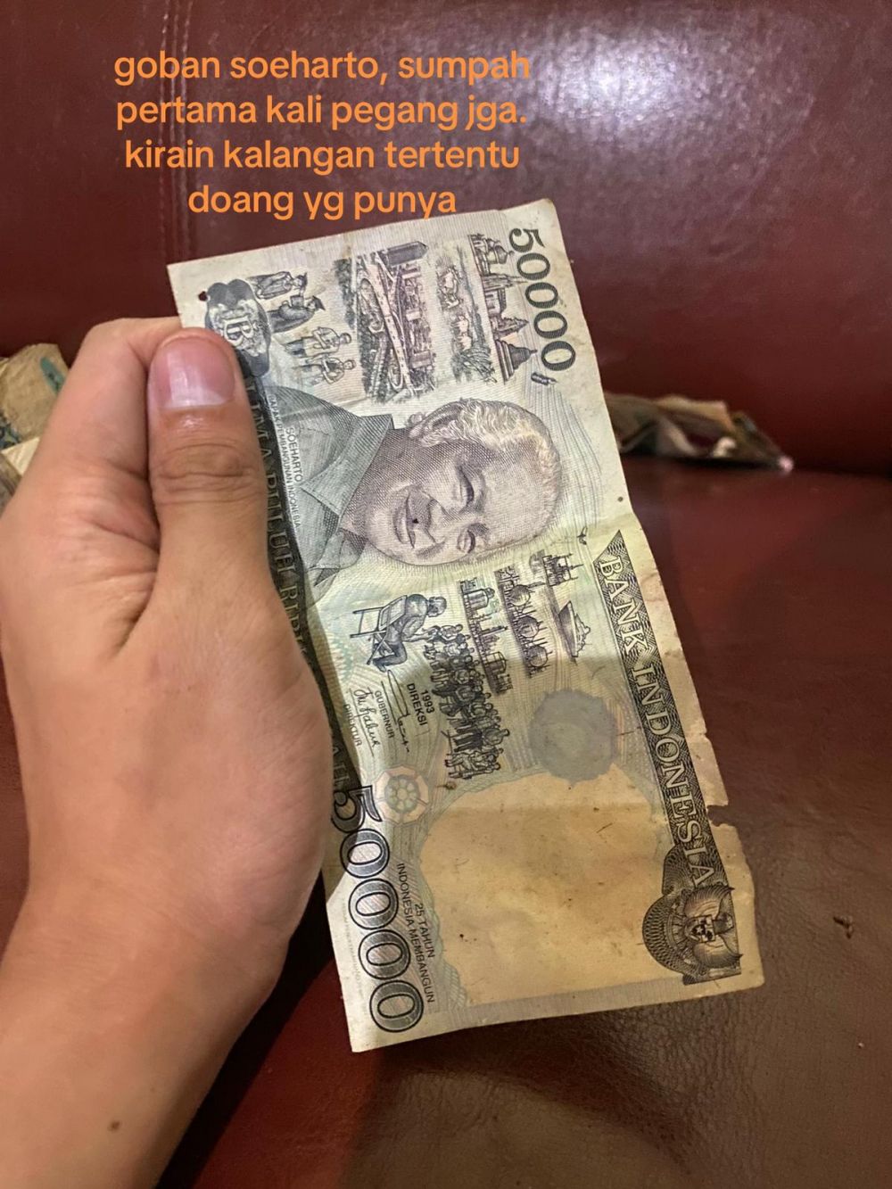 Kisah pria mujur tetiba jadi kolektor uang kuno usai bersihin kamar baby boomers, ini 11 penampakannya