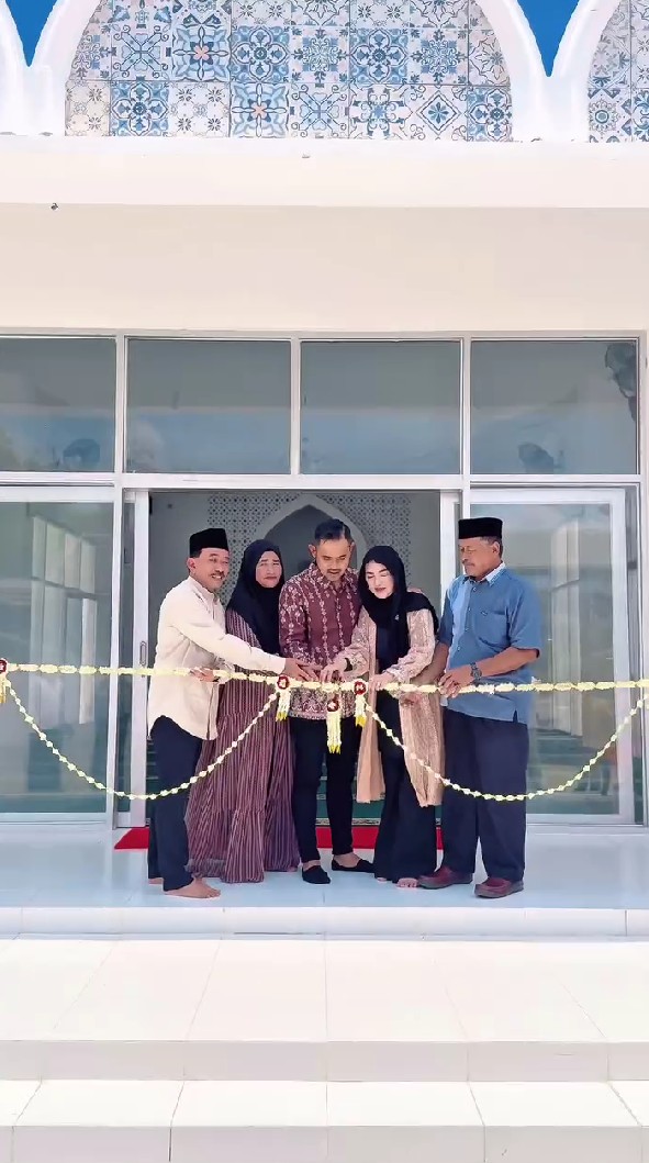 Terharunya Shandy Purnamasari istri Juragan99 beri kado masjid untuk ibunya, ini 9 momen peresmiannya