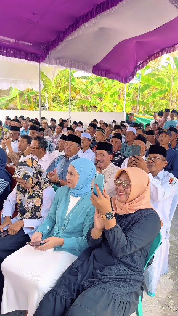 Terharunya Shandy Purnamasari istri Juragan99 beri kado masjid untuk ibunya, ini 9 momen peresmiannya