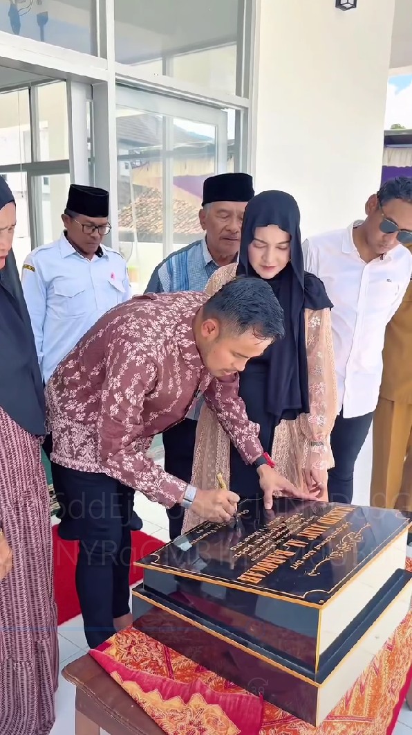 Terharunya Shandy Purnamasari istri Juragan99 beri kado masjid untuk ibunya, ini 9 momen peresmiannya
