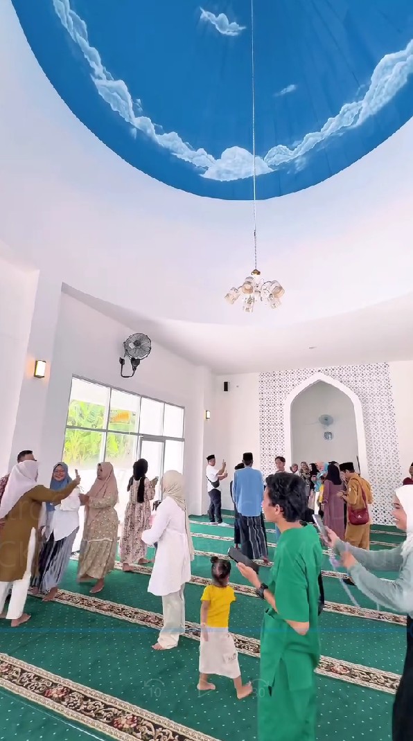 Terharunya Shandy Purnamasari istri Juragan99 beri kado masjid untuk ibunya, ini 9 momen peresmiannya