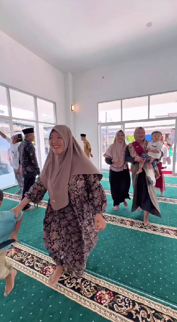 Terharunya Shandy Purnamasari istri Juragan99 beri kado masjid untuk ibunya, ini 9 momen peresmiannya