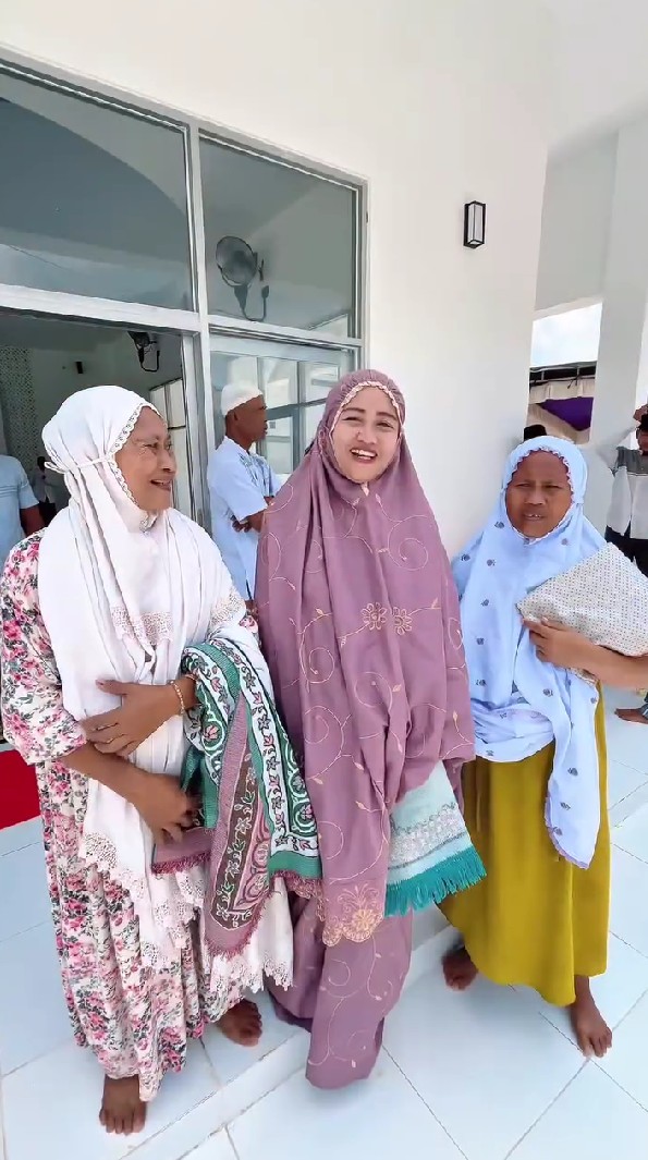 Terharunya Shandy Purnamasari istri Juragan99 beri kado masjid untuk ibunya, ini 9 momen peresmiannya