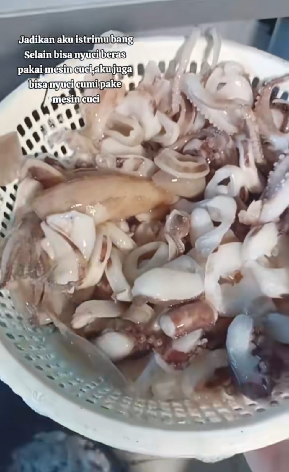 Wanita ini andalkan mesin cuci untuk bersihkan cumi-cumi, cuma butuh waktu 2 menit