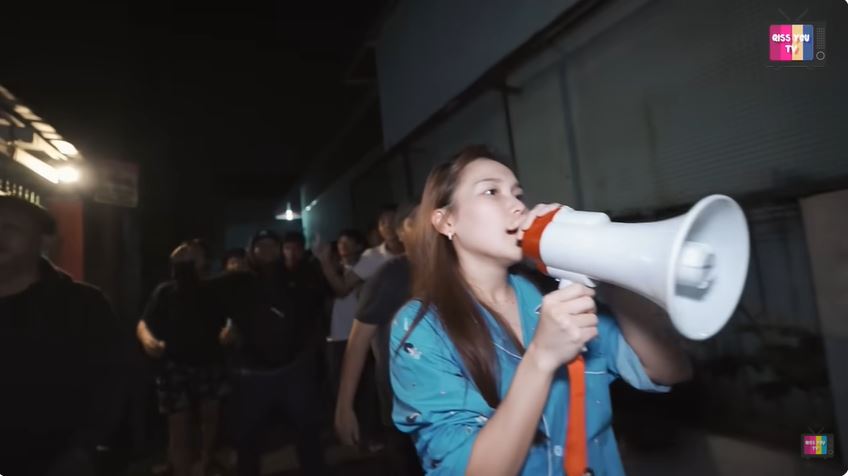 9 Momen Ayu Ting Ting numpang sahur di rumah tetangganya, aksinya bikin salfok