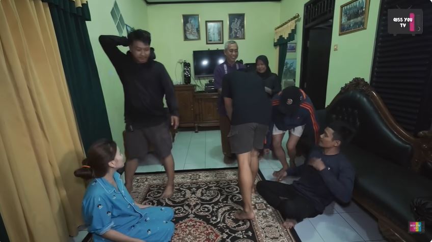 9 Momen Ayu Ting Ting numpang sahur di rumah tetangganya, aksinya bikin salfok
