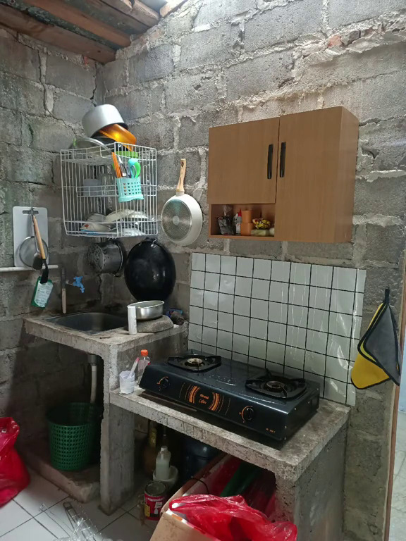Dapur batako tampak suram jadi bersih dan apik usai di-makeover cuma pakai wallpaper, ini 9 potretnya