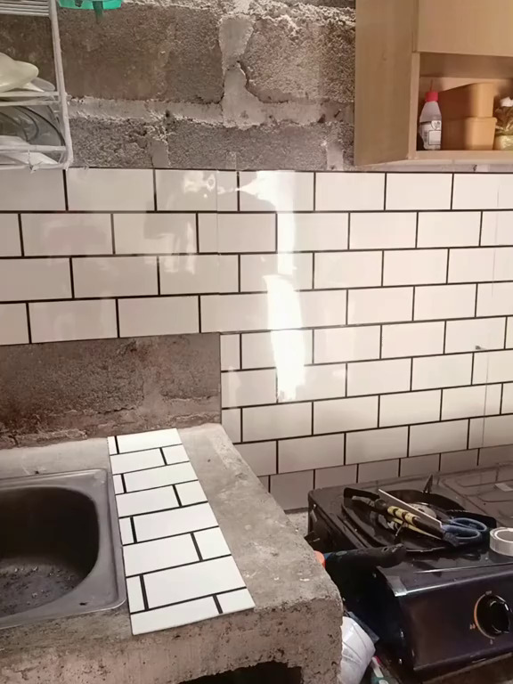 Dapur batako tampak suram jadi bersih dan apik usai di-makeover cuma pakai wallpaper, ini 9 potretnya