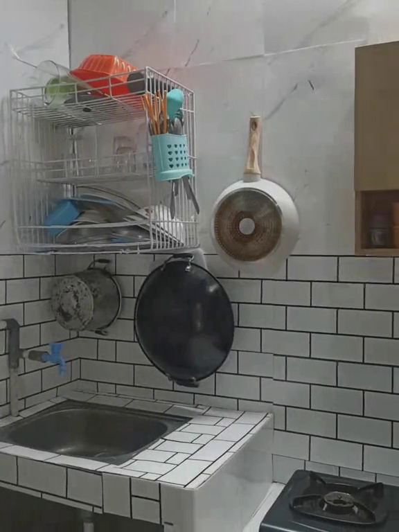 Dapur batako tampak suram jadi bersih dan apik usai di-makeover cuma pakai wallpaper, ini 9 potretnya