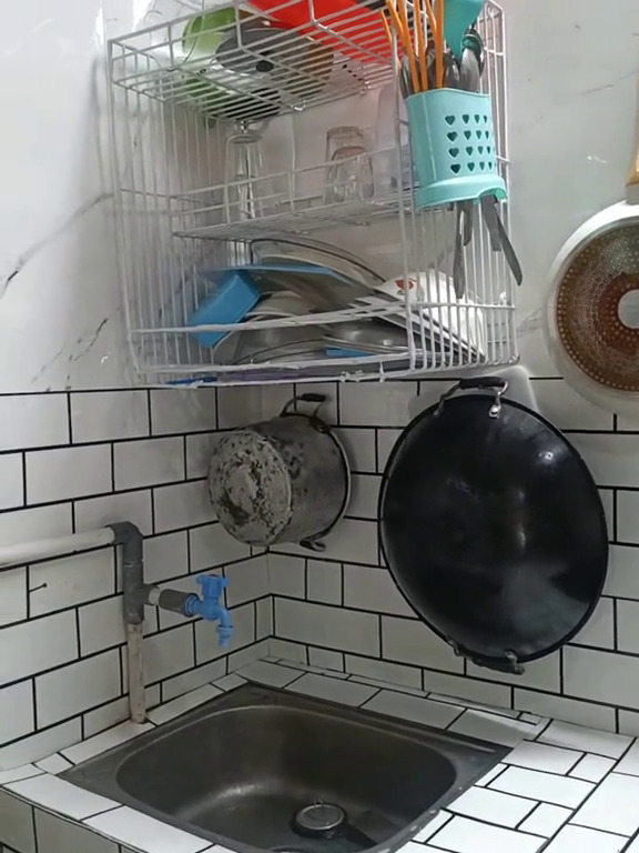 Dapur batako tampak suram jadi bersih dan apik usai di-makeover cuma pakai wallpaper, ini 9 potretnya