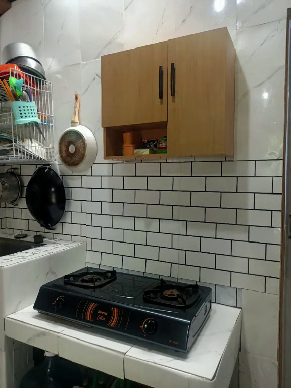 Dapur batako tampak suram jadi bersih dan apik usai di-makeover cuma pakai wallpaper, ini 9 potretnya