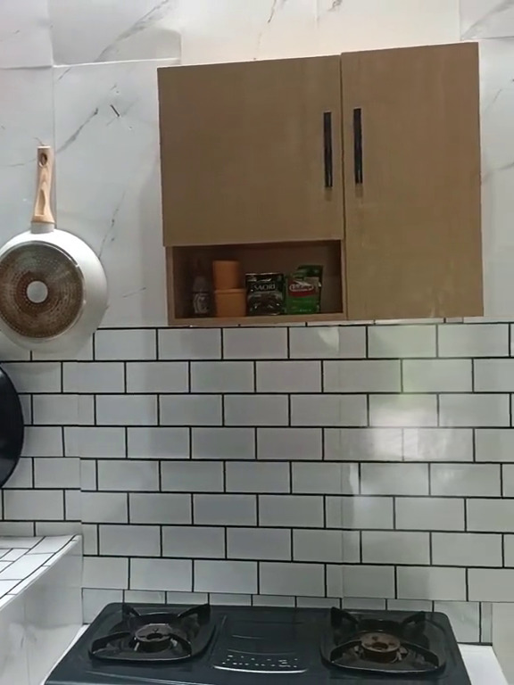 Dapur batako tampak suram jadi bersih dan apik usai di-makeover cuma pakai wallpaper, ini 9 potretnya