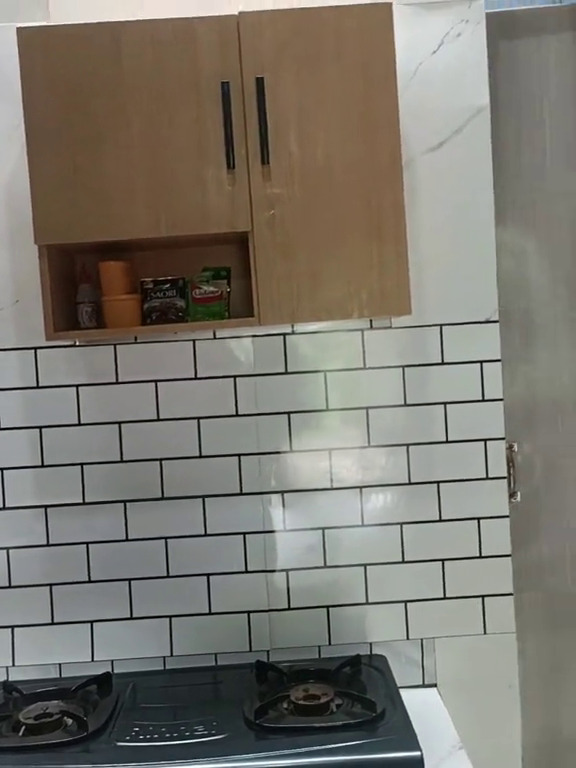 Dapur batako tampak suram jadi bersih dan apik usai di-makeover cuma pakai wallpaper, ini 9 potretnya