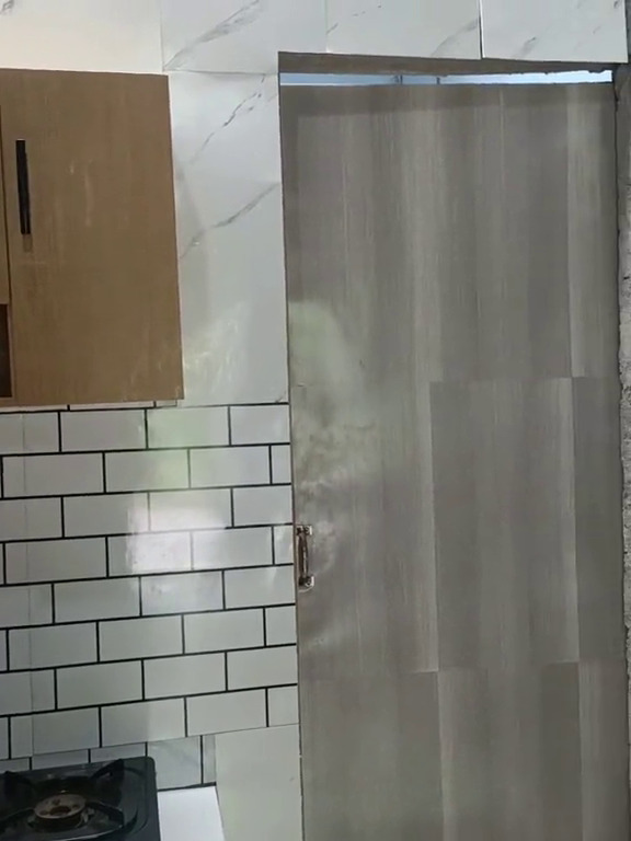 Dapur batako tampak suram jadi bersih dan apik usai di-makeover cuma pakai wallpaper, ini 9 potretnya