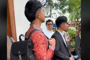 Tas mewah Kaesang Pangarep jadi sorotan saat tampil bareng Gibran, ini taksiran harganya