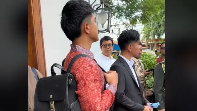 Tas mewah Kaesang Pangarep jadi sorotan saat tampil bareng Gibran, ini taksiran harganya