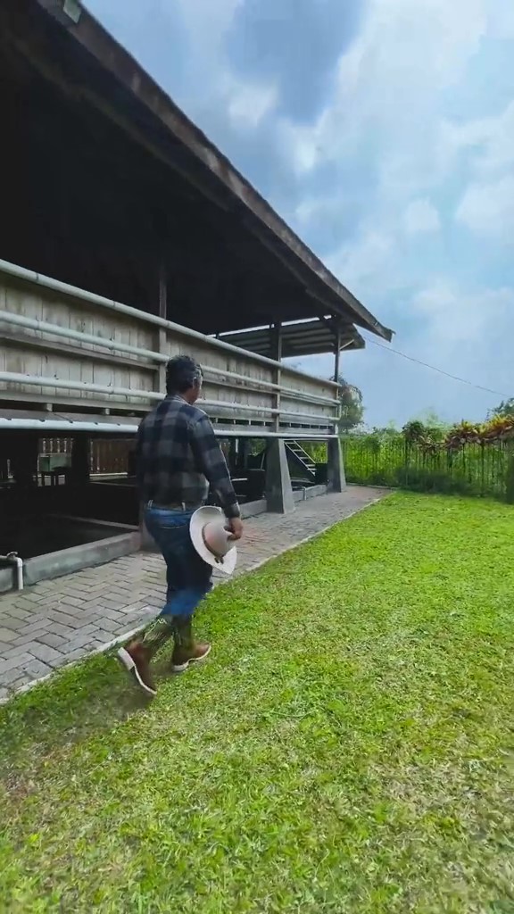 Dibangun di lahan 6.000 meter persegi, intip 11 potret makeover hunian Dodit Mulyanto di hutan