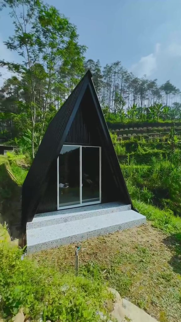 Dibangun di lahan 6.000 meter persegi, intip 11 potret makeover hunian Dodit Mulyanto di hutan