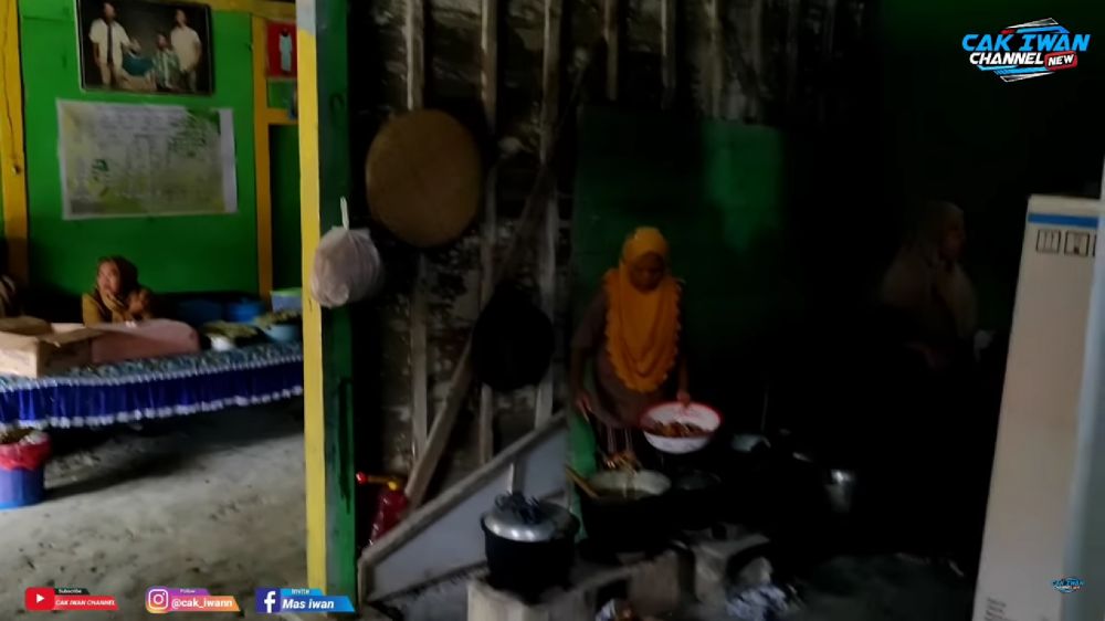 Masih punya tungku kayu dan beralas tanah, intip 8 potret dapur Pratama Arhan usai dimakeover