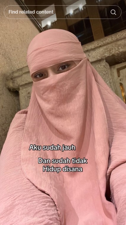9 Potret Celine Evangelista tampil stunning berhijab saat umrah, gayanya pakai cadar banjir pujian
