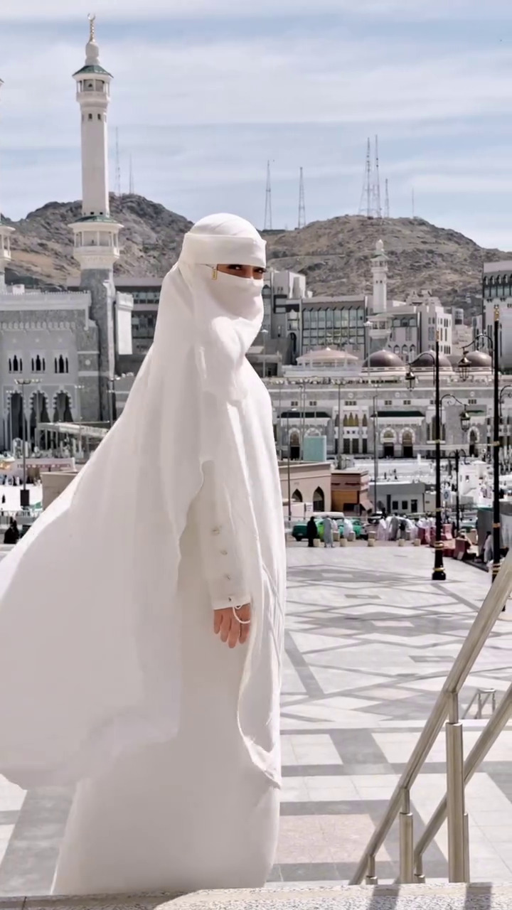 9 Potret Celine Evangelista tampil stunning berhijab saat umrah, gayanya pakai cadar banjir pujian