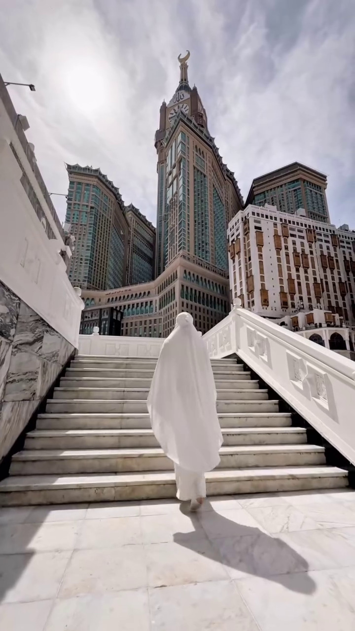 9 Potret Celine Evangelista tampil stunning berhijab saat umrah, gayanya pakai cadar banjir pujian