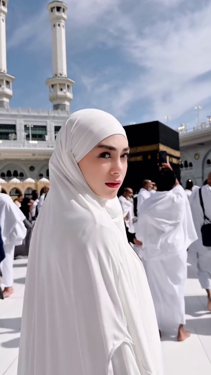 9 Potret Celine Evangelista tampil stunning berhijab saat umrah, gayanya pakai cadar banjir pujian