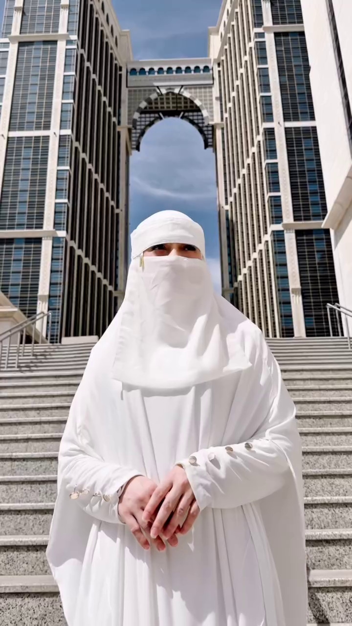 9 Potret Celine Evangelista tampil stunning berhijab saat umrah, gayanya pakai cadar banjir pujian