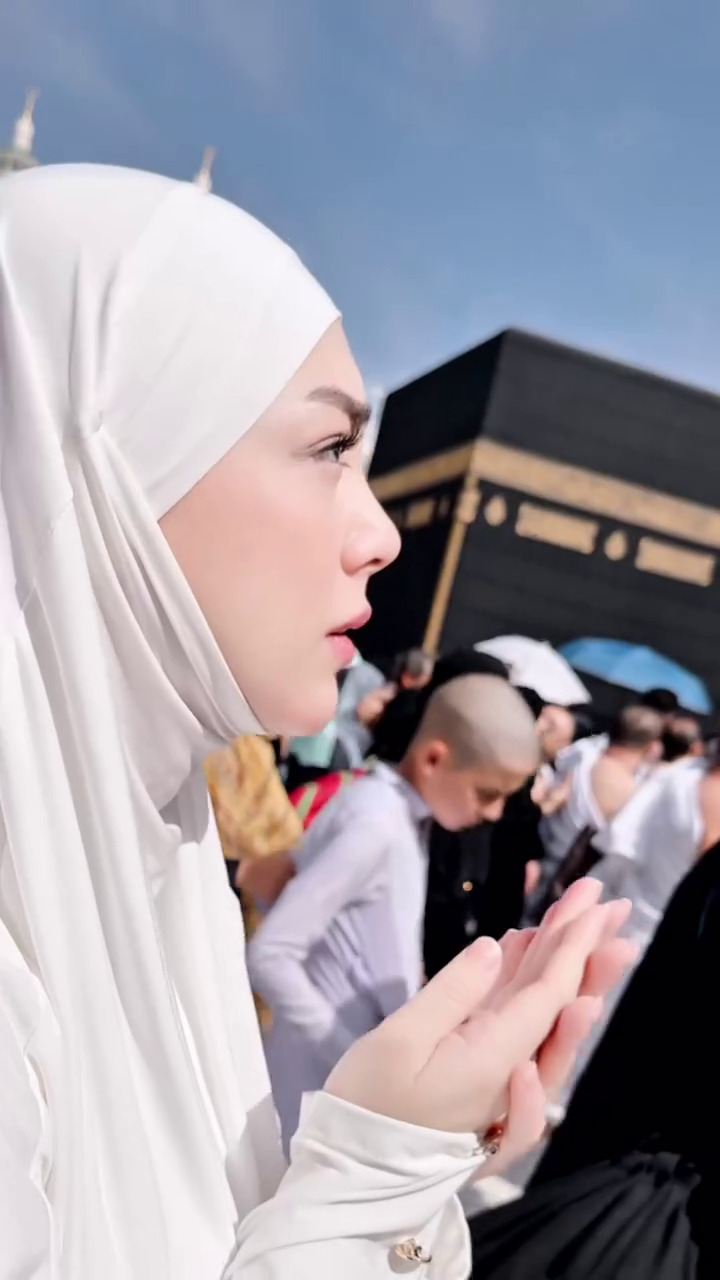9 Potret Celine Evangelista tampil stunning berhijab saat umrah, gayanya pakai cadar banjir pujian