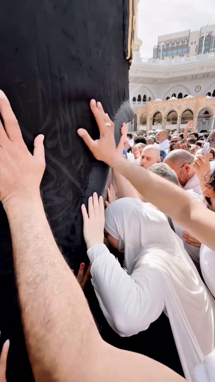 9 Potret Celine Evangelista tampil stunning berhijab saat umrah, gayanya pakai cadar banjir pujian