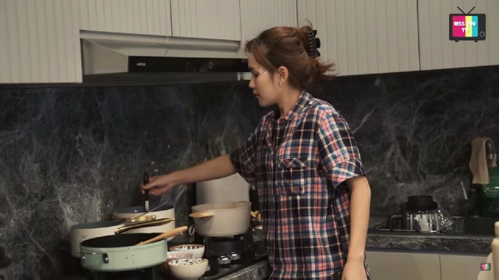 Pindah usai puluhan tahun tinggal di Depok, 9 potret dapur rumah baru Ayu Ting Ting berlapis granit