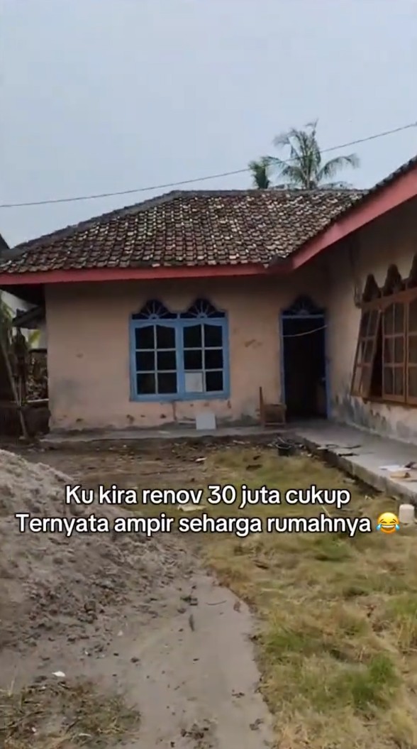 Wanita ini beli rumah di kampung tanpa cek dalamnya, 11 potret kondisinya di luar nurul bikin syok