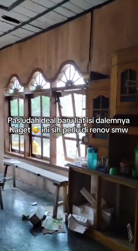 Wanita ini beli rumah di kampung tanpa cek dalamnya, 11 potret kondisinya di luar nurul bikin syok