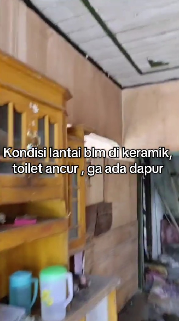 Wanita ini beli rumah di kampung tanpa cek dalamnya, 11 potret kondisinya di luar nurul bikin syok
