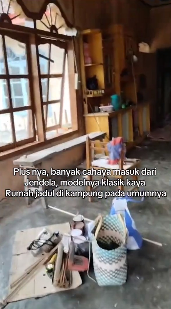 Wanita ini beli rumah di kampung tanpa cek dalamnya, 11 potret kondisinya di luar nurul bikin syok