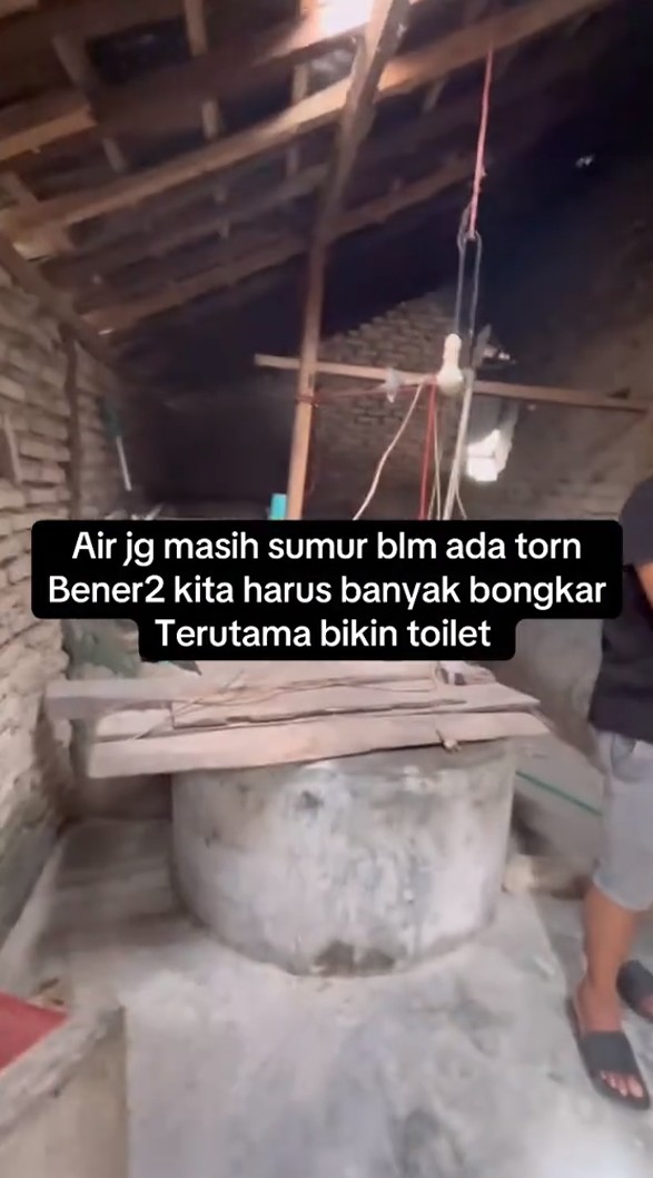 Wanita ini beli rumah di kampung tanpa cek dalamnya, 11 potret kondisinya di luar nurul bikin syok