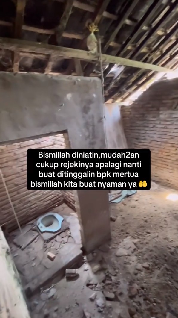 Wanita ini beli rumah di kampung tanpa cek dalamnya, 11 potret kondisinya di luar nurul bikin syok