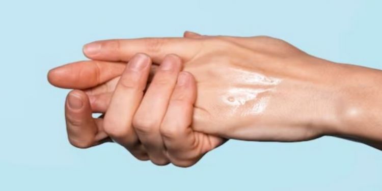 Cara haluskan tangan kasar dan kering pakai 2 jenis minyak esensial, nggak perlu beli hand lotion